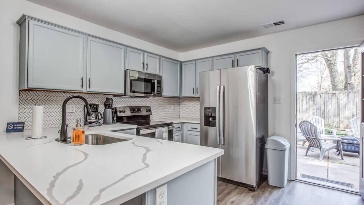 University District House | Mins to Downtown & U of Memphis! High Point Duet