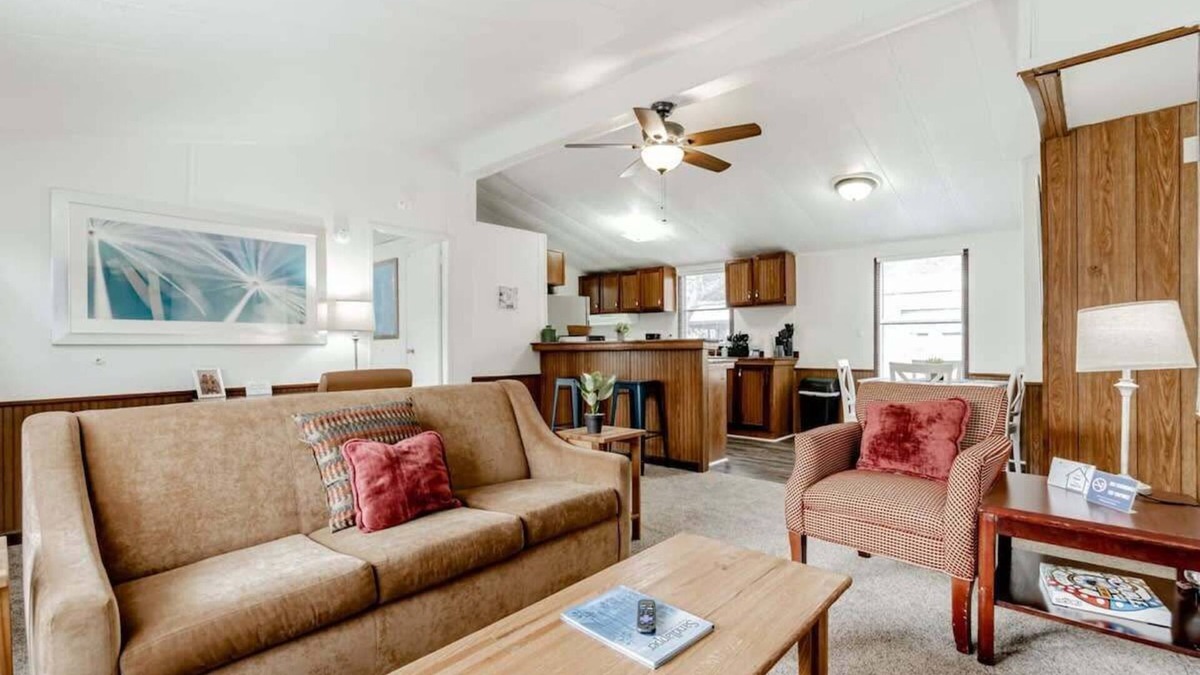 West Columbia House | Mins to Downtown & Working Desk - Gamecock Roost