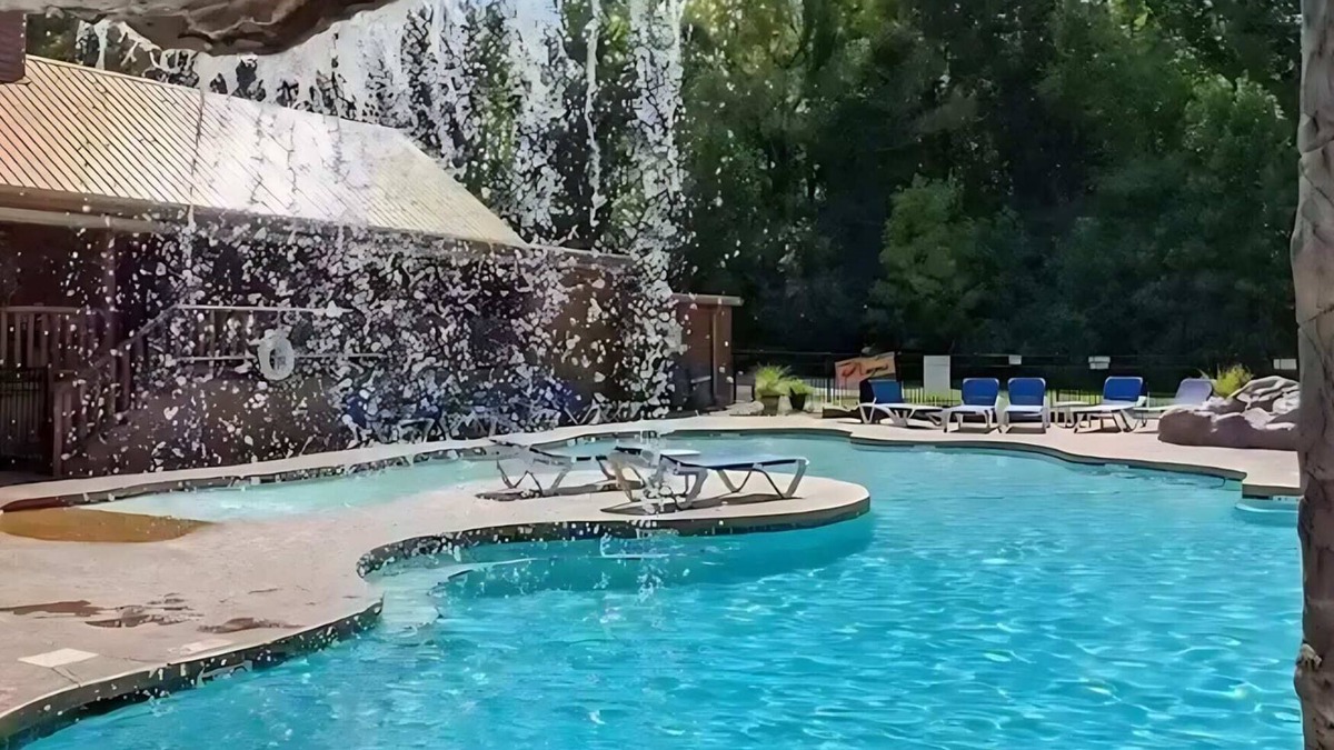 White Oak Lodge Cabin | Mins to DT Gatlinburg~ Hot Tub~ Community Pool