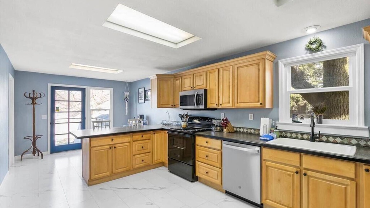 West Central House | Mins To Dwntwn & Arena | Backyard | BBQ | King Bed