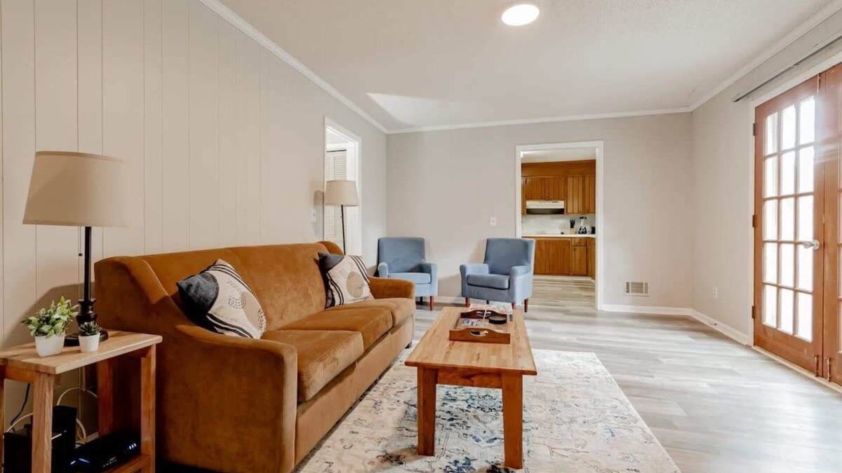 Columbia House | Mins to Lake Murray & Downtown! Soda City Suite