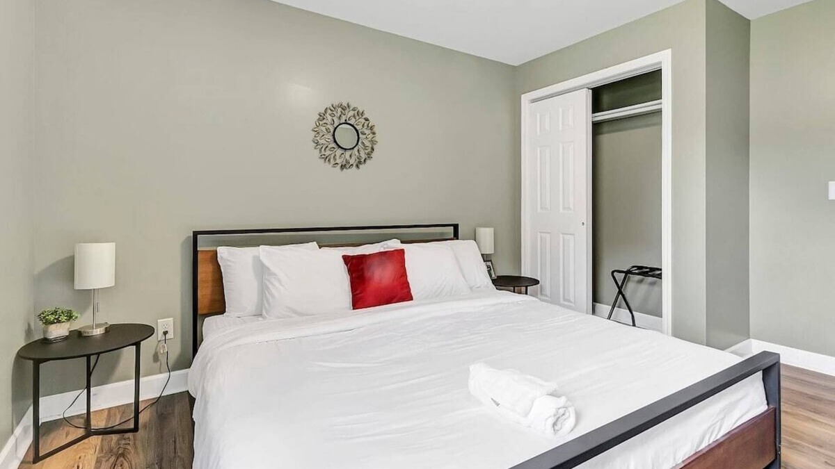 Huntsville Apartment | Mins to Mins to Downtown & Arsenal-Pool- Huntsville Oasis