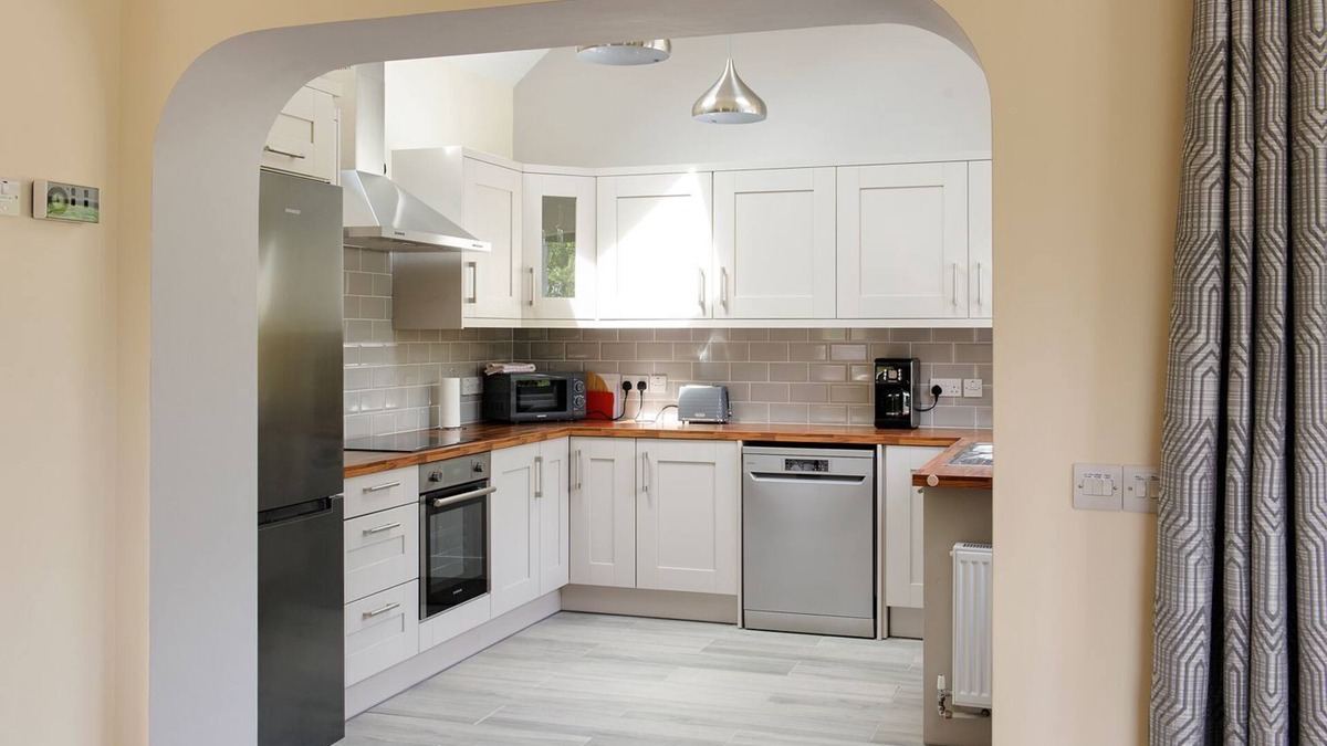 Tully Apartment | Mins walk from the beach. Great Location