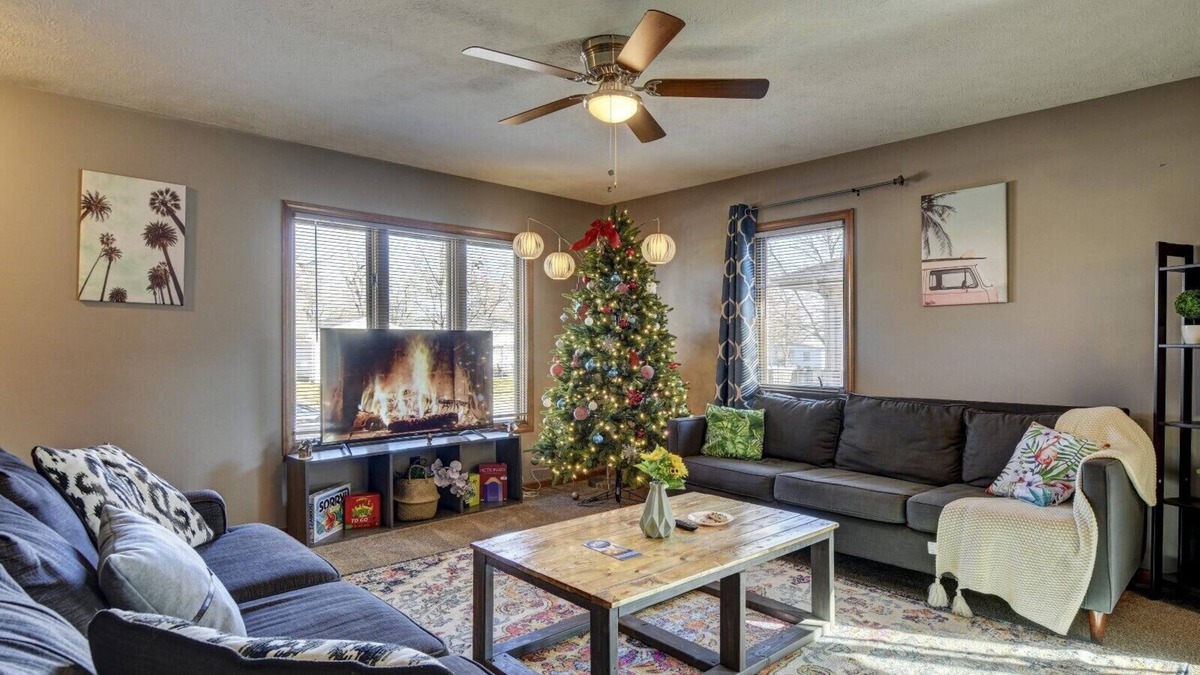Council Bluffs House | Minutes away by foot to pedestrian bridge