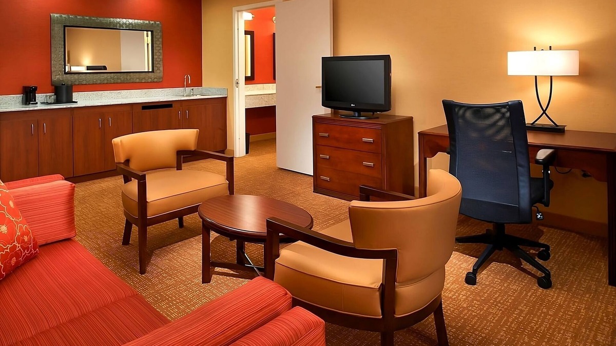 West Dundee Resort | Minutes Away from Elgin History Museum! 2 Relaxing Units, Pool, FREE Parking!