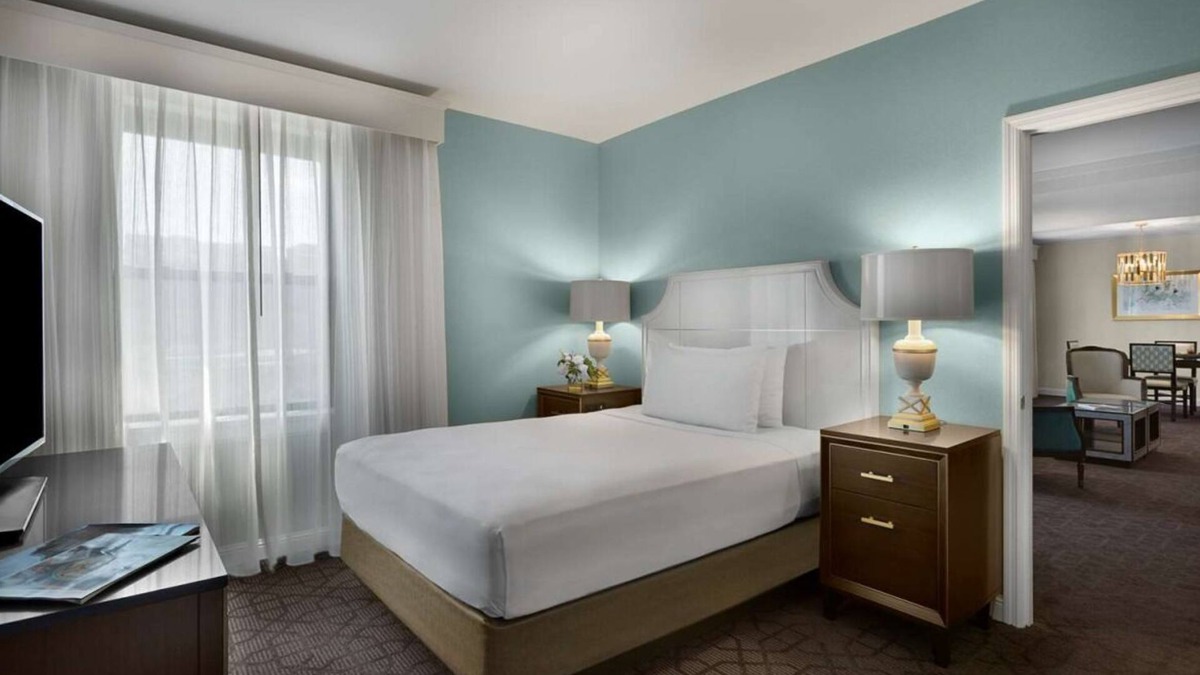 Central West End Hotel | Minutes away from Missouri Botanical Garden! Pets Are Welcome! Parking, Pool!
