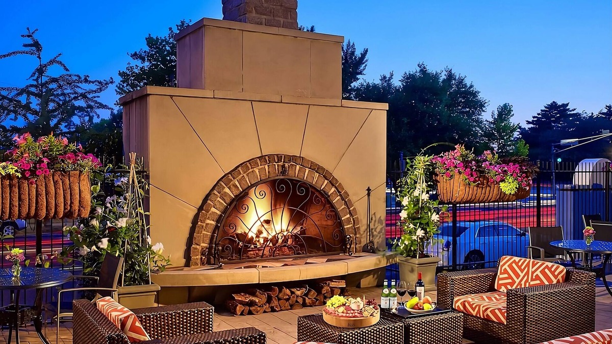 Central West End Apartment | Minutes away from Missouri Botanical Garden! Pets Are Welcome! Parking, Pool!