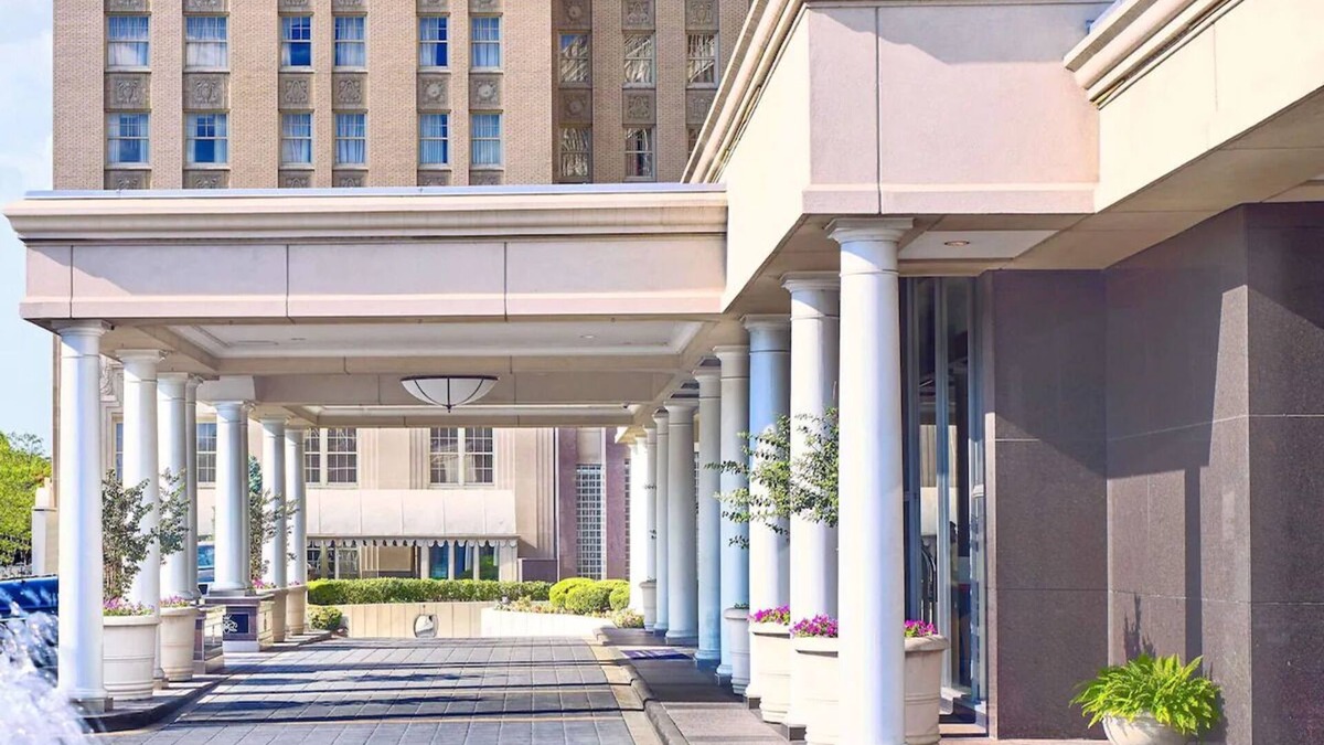 Central West End Apartment | Minutes away from Missouri Botanical Garden! Pets Are Welcome! Parking, Pool!
