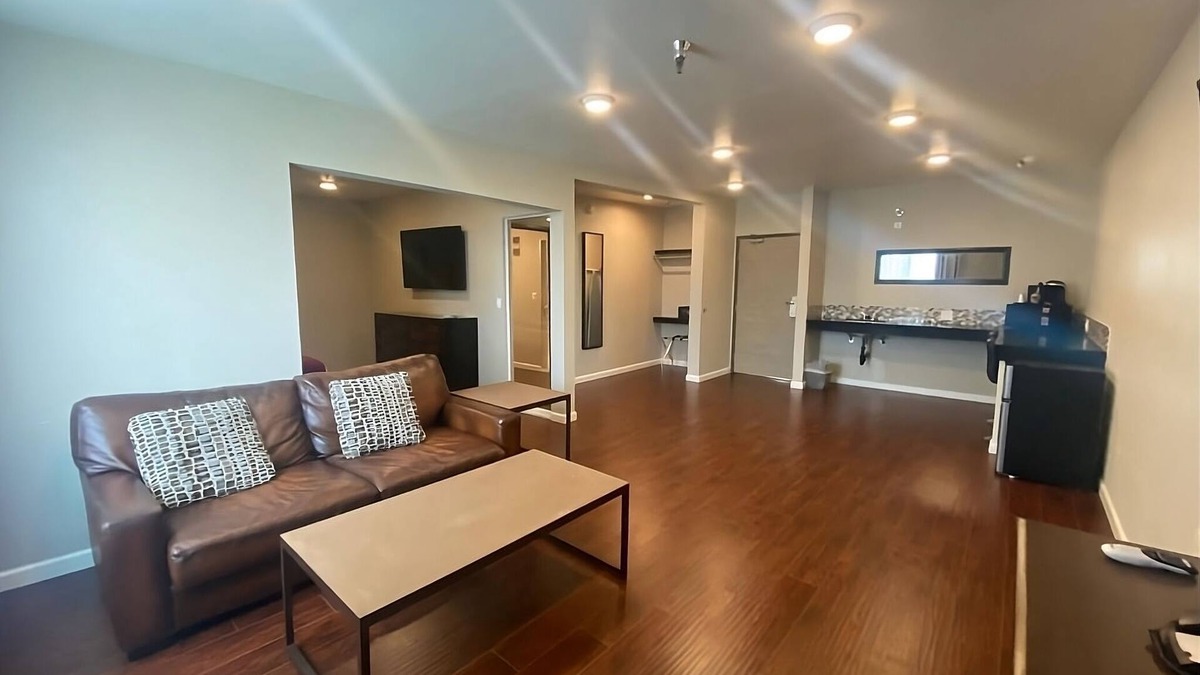 Torrance Hotel | Minutes Away from Torrance Beach and Hermosa Beach! FREE On-site Parking!