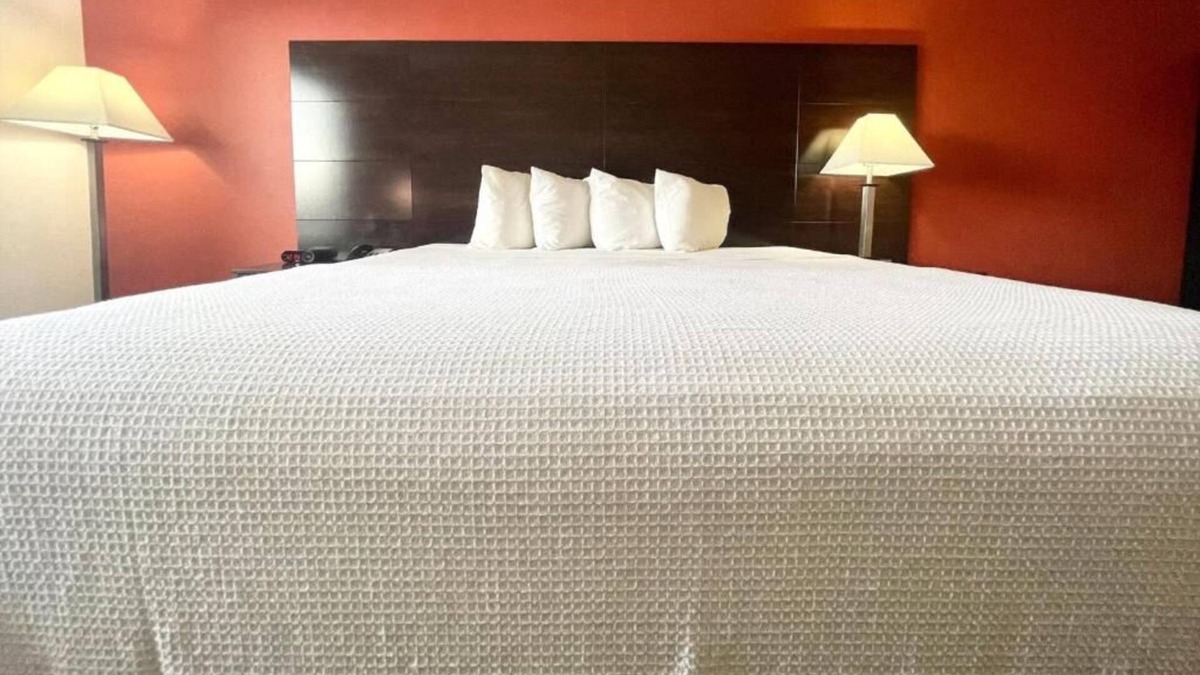 Cuero House | Minutes from Cuero Municipal Golf Course! Unit w/ Kitchenette, FREE Parking!