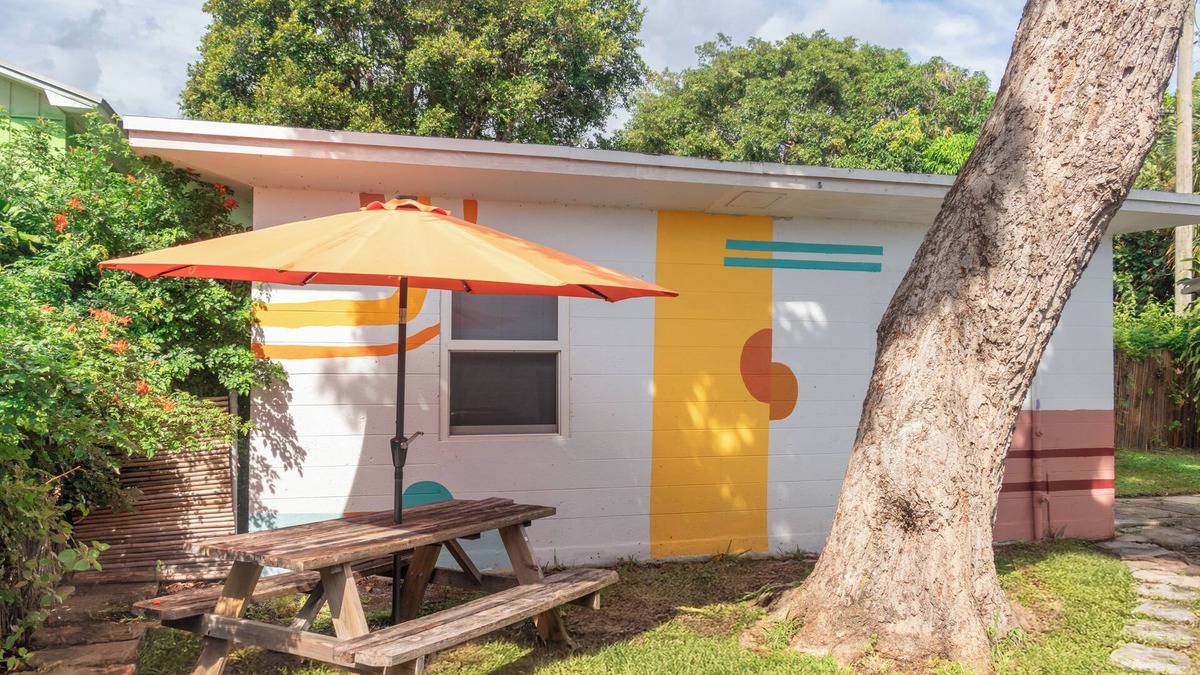 Southwest Cottage | Minutes from Downtown & Beach. Cottage on a Park in a Historic Neighborhood