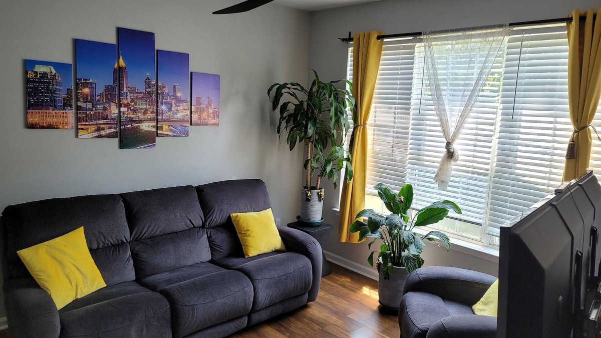 Northeast Raleigh House | minutes from downtown 3br stylishhome-free parking