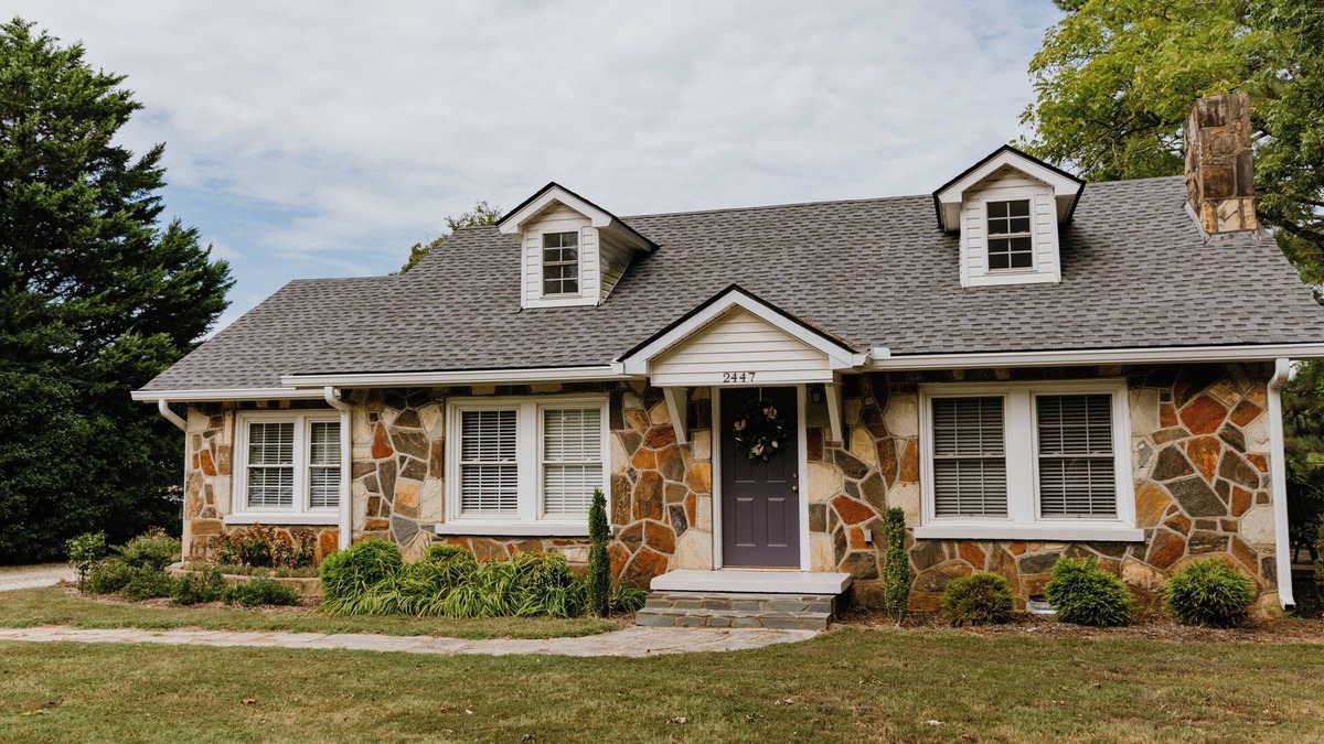 Central House | Minutes from downtown Clemson and boat landings on Kewoee and Hartwell