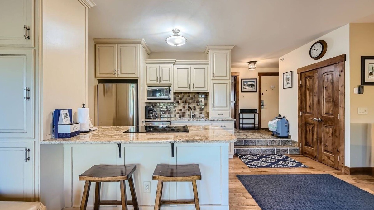 Summit Cove Condo | Minutes From Fun-come Relax And Have A Blast! Flexible Cancellation 1 Bedroom Condo by RedAwning