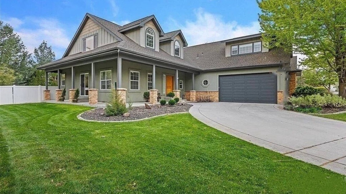 Meridian House | Minutes from I-84, Near BSU, hospitals, Ford Idaho Center, Wahooz/Roaring Spring