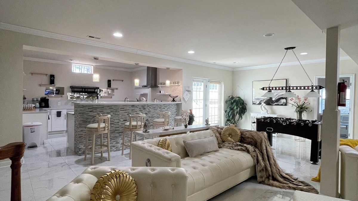 Calverton House | Minutes from I495/200/95, DC and VA. Family sized guest suite with games to play