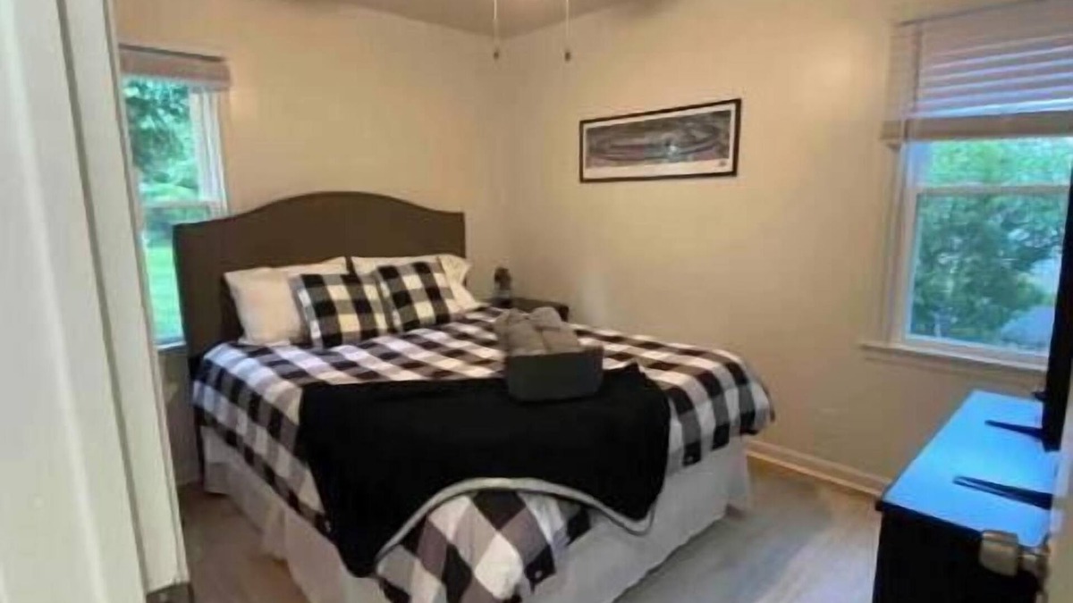Speedway House | Minutes from Indy Motor Speedway - Dog friendly - Fully fenced yard