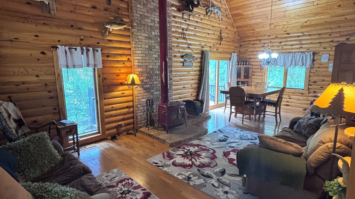 Baudette House | Minutes from Lake of The Woods, on Rainy River beautiful year round home!