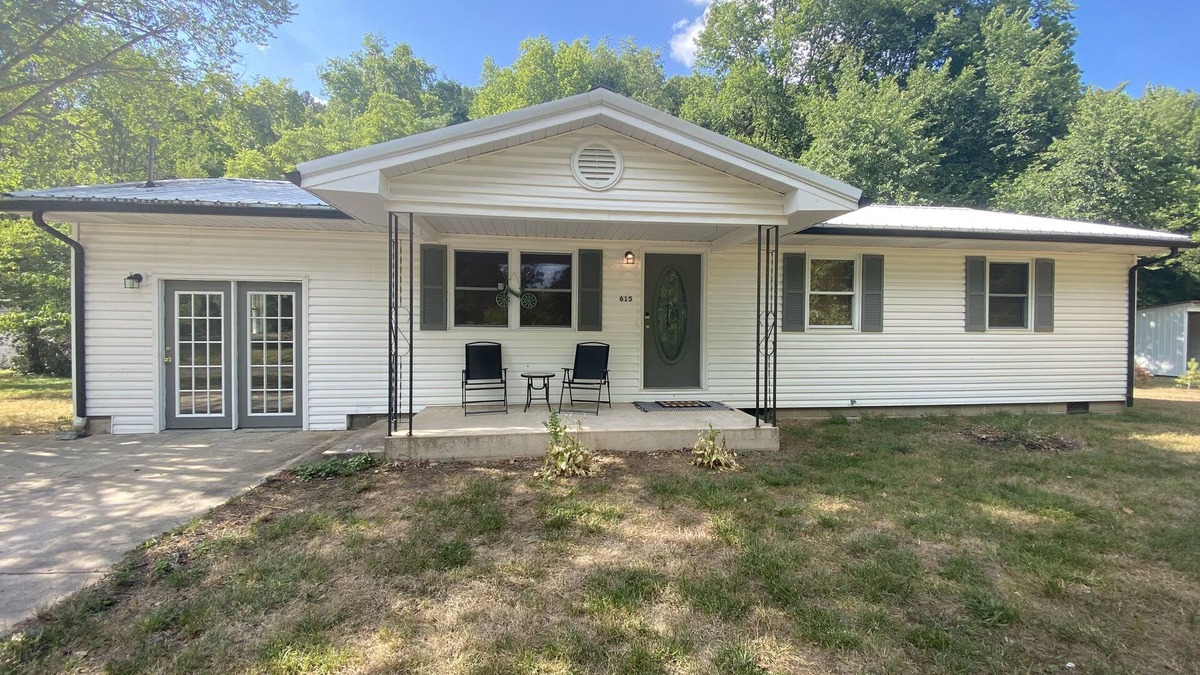 Steelville House | Minutes from Mt trails & River - 3 Bedroom House - Sleeps 7