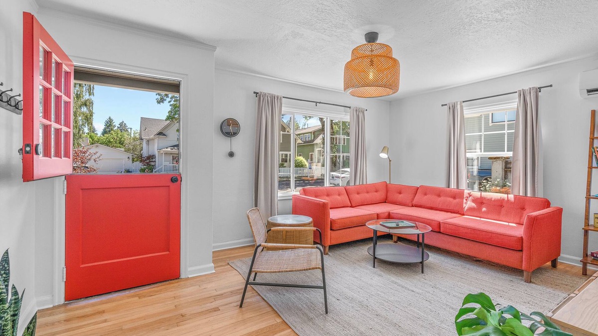 Newberg Cottage | Minutes from oregon wine country and walking distance from George Fox University