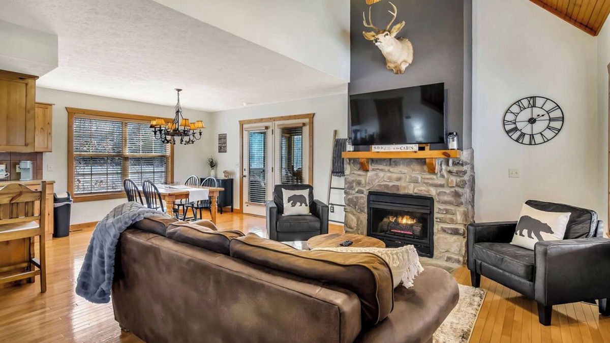 Reeds Spring Cabin | Minutes from SDC! Pools! Scenic Wooded Views! Lake!