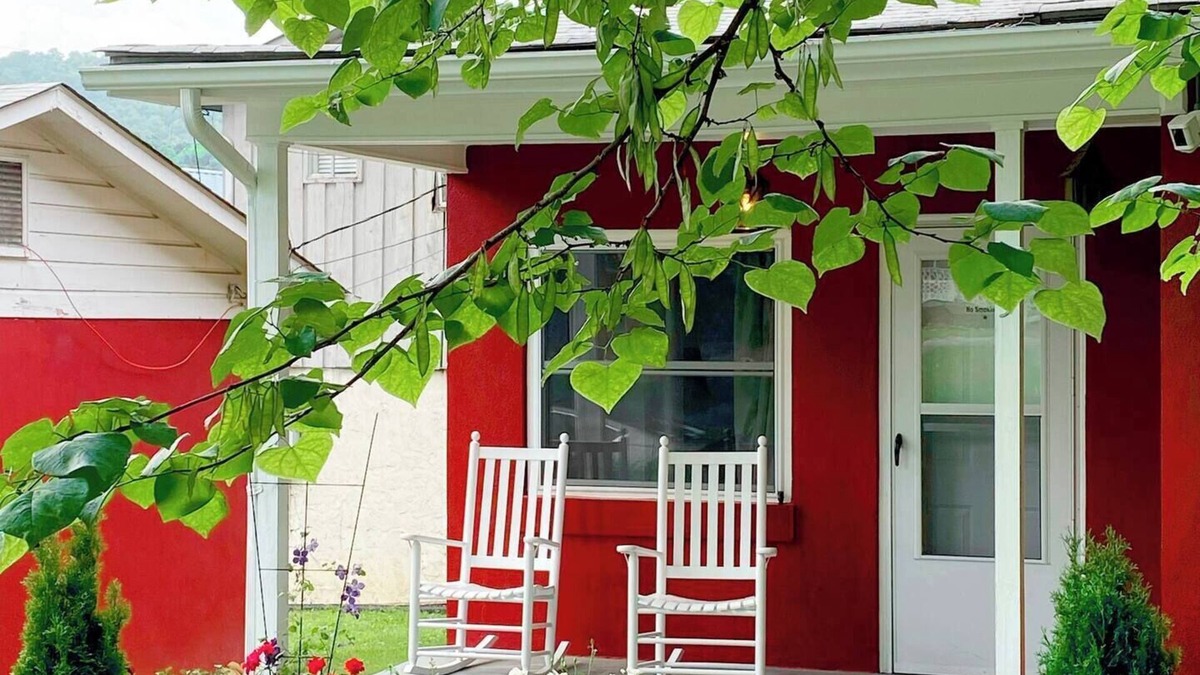 Maggie Valley Cottage | Minutes from Skiing & Snow Tubing! Easy access, no 4x4 needed!
