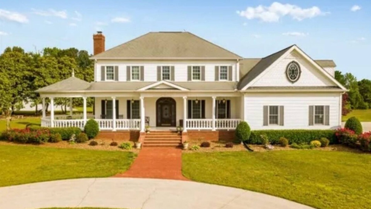 Ocoee House | Minutes from the Ocoee River! Farmhouse that sleeps 18! 3 King Suites!