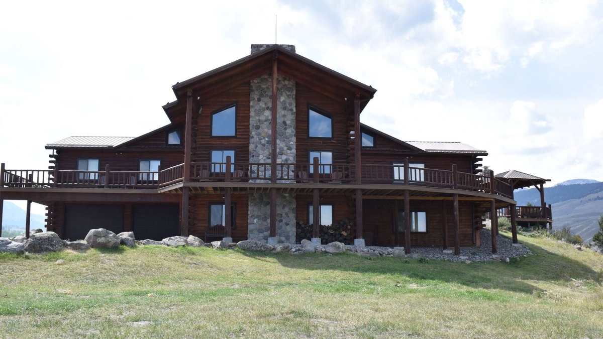 Emigrant Cabin | Minutes from Yellowstone