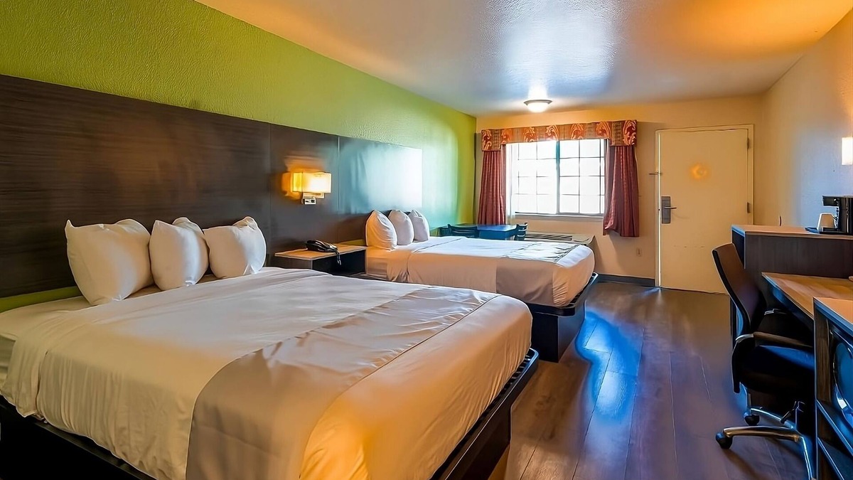 Sweet Home House | Minutes from Yoakum Heritage Museum! Parking, FREE Breakfast and Parking!