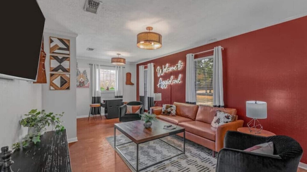 Southwood Valley House | Minutes to A&M w firepit, king beds, & arcade game