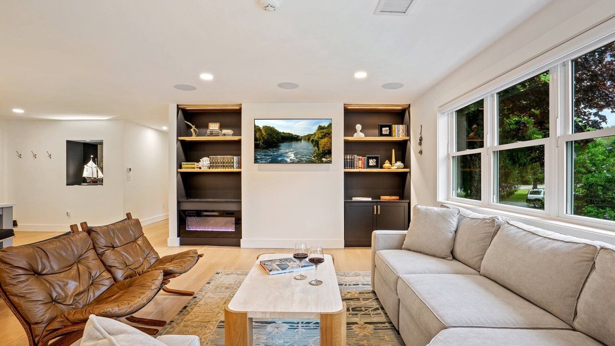 Southern Coast House | Minutes to Beaches, Fenced In Yard & Deck, Chefs Kitchen, Beautiful Modern Home