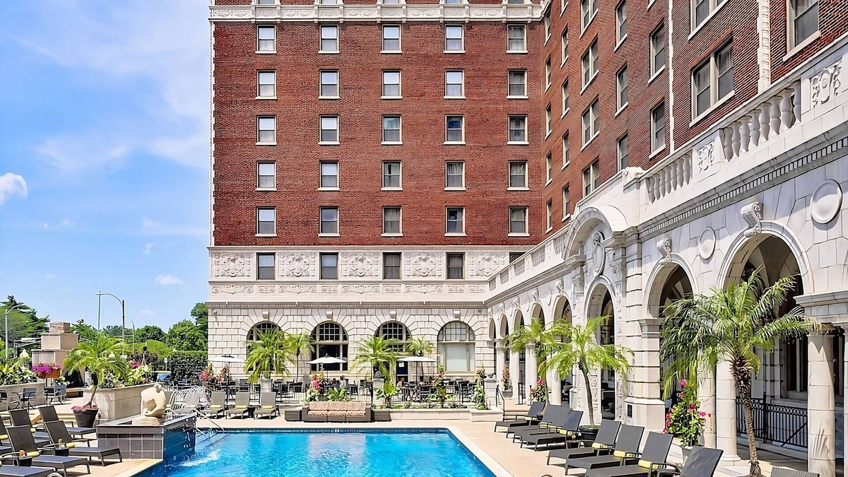 Central West End Apartment | Minutes to Citygarden Sculpture Park! Pets Allowed! W/Pool, Parking & Cinema!