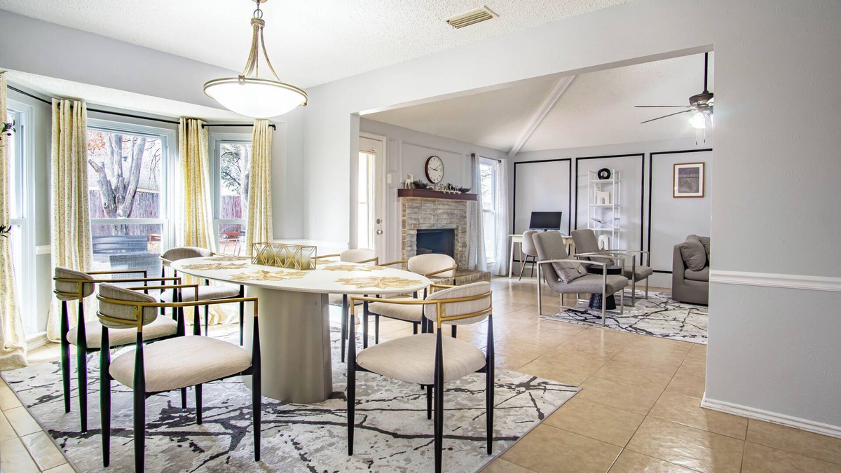 Allen House | Minutes to Convention center, family retreat, Pet-Friendly! King bed