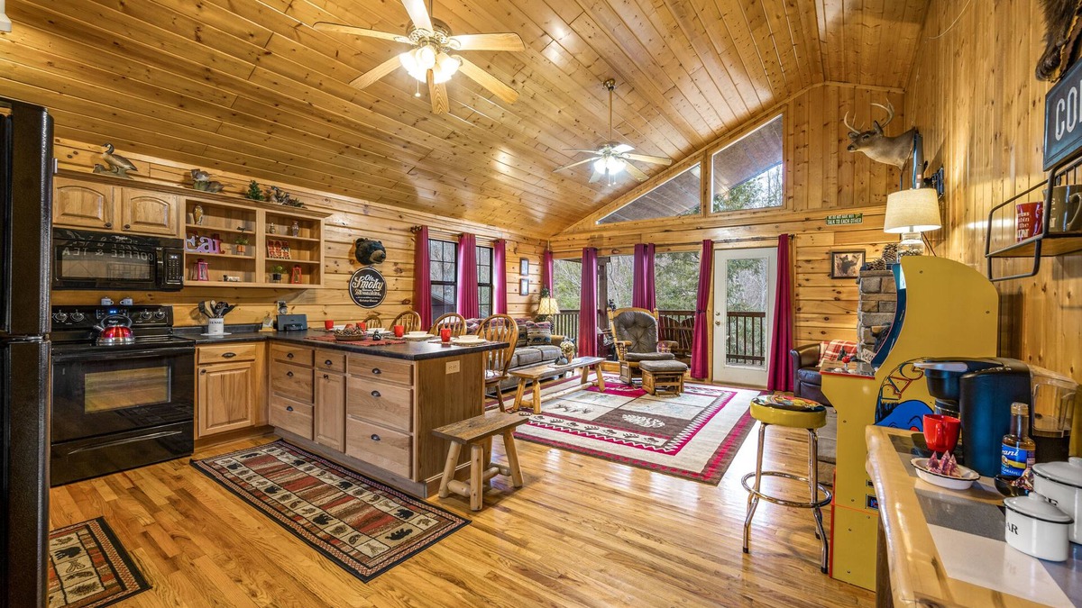 Sevierville Cabin | Minutes to Dollywood/Attraction-Spacious log Cabin-Resort Pool-Hot Tub-Cozy!