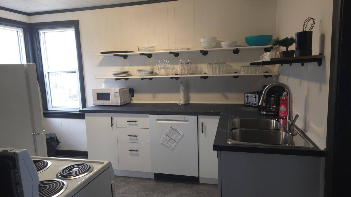 Rideau Heights House | Minutes to Downtown and Ideal for Long-term Stays!