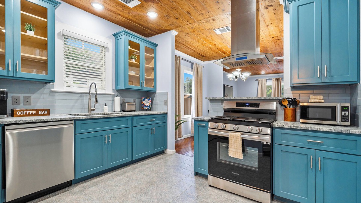 Highland Park House | Minutes to Downtown, Chef's Kitchen, Private Yard w/BBQ & Games