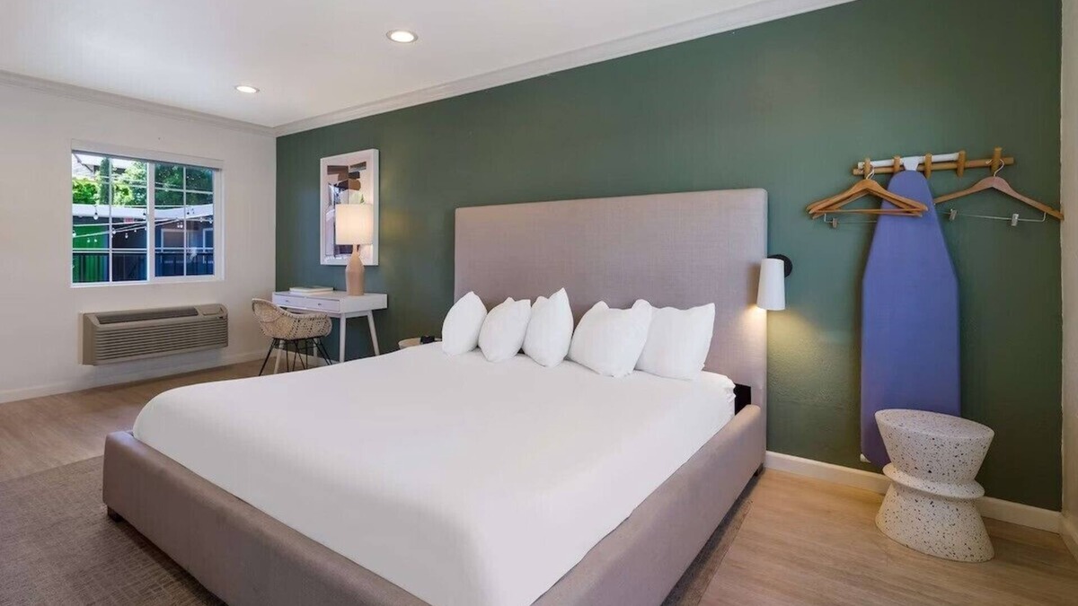 Piedmont Avenue Hotel | Minutes to Good Old Lake Merritt! Pet-friendly modern-retro style motel