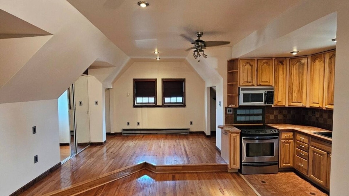 Glasco Apartment | Minutes to Saugerties & HITS Horse show. nAbove garage w/own private entrance.