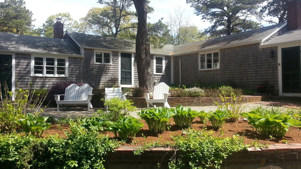 Truro House | Minutes to several local Beaches, Clean, A/C, fire pit, perfect family home!