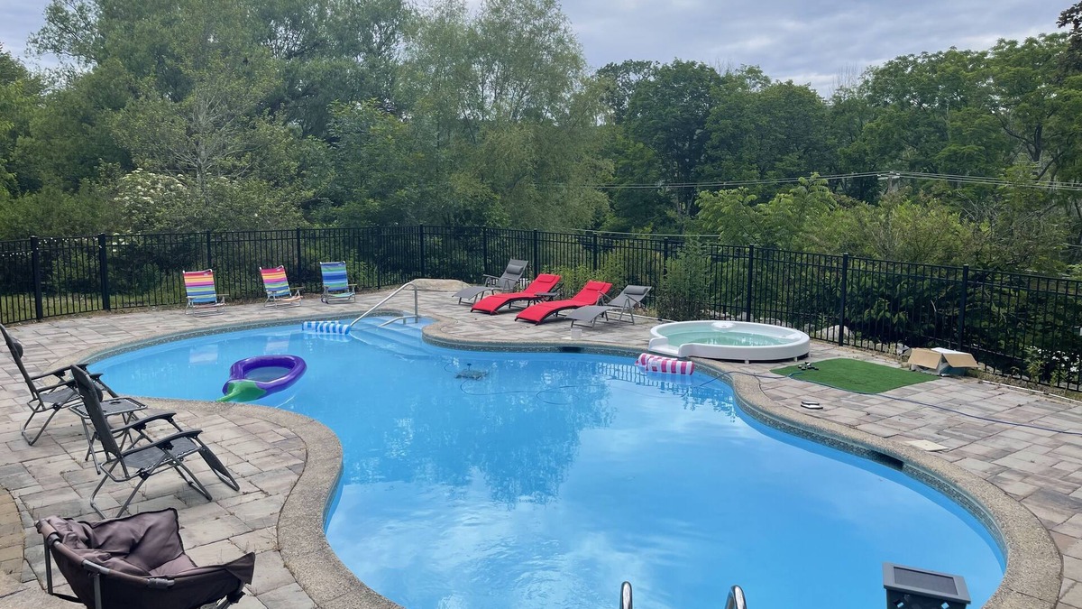 East Stroudsburg House | Minutes to ski Mountains, Hot-Tub & Sauna Getaway