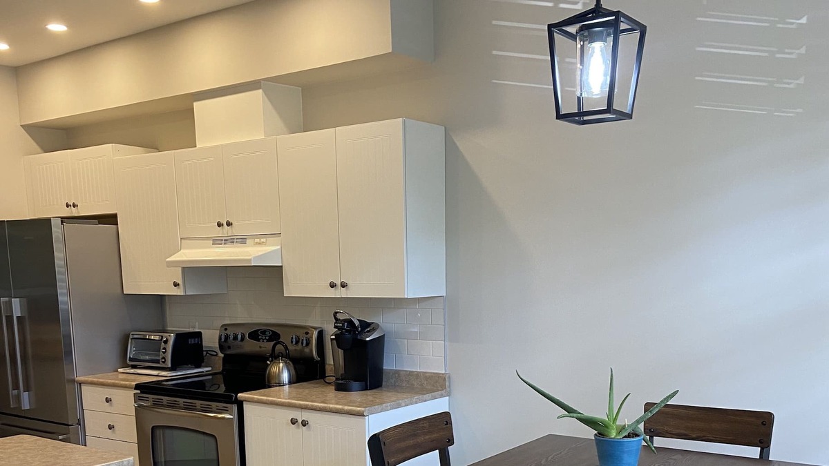 Thornbury House | Minutes to slopes and downtown Thornbury. Pet Friendly family home with game rm.