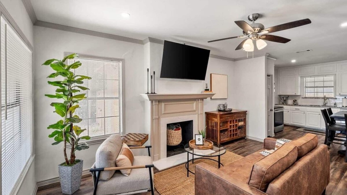 Westcliff House | Minutes to TCU! Modern Model Home. Patio. BBQ.