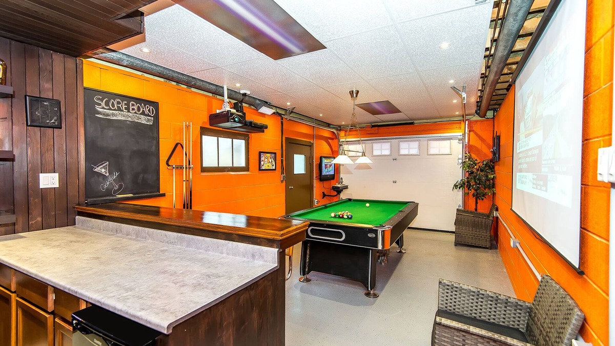 Wainfleet House | Minutes to the Beach - Lakeshore Meadows Retreat