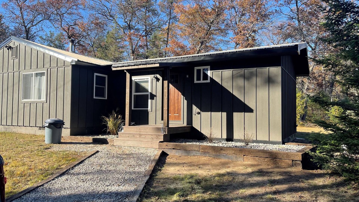 Lewiston House | Minutes to town or very peaceful woods retreat! Close to trails and golf.