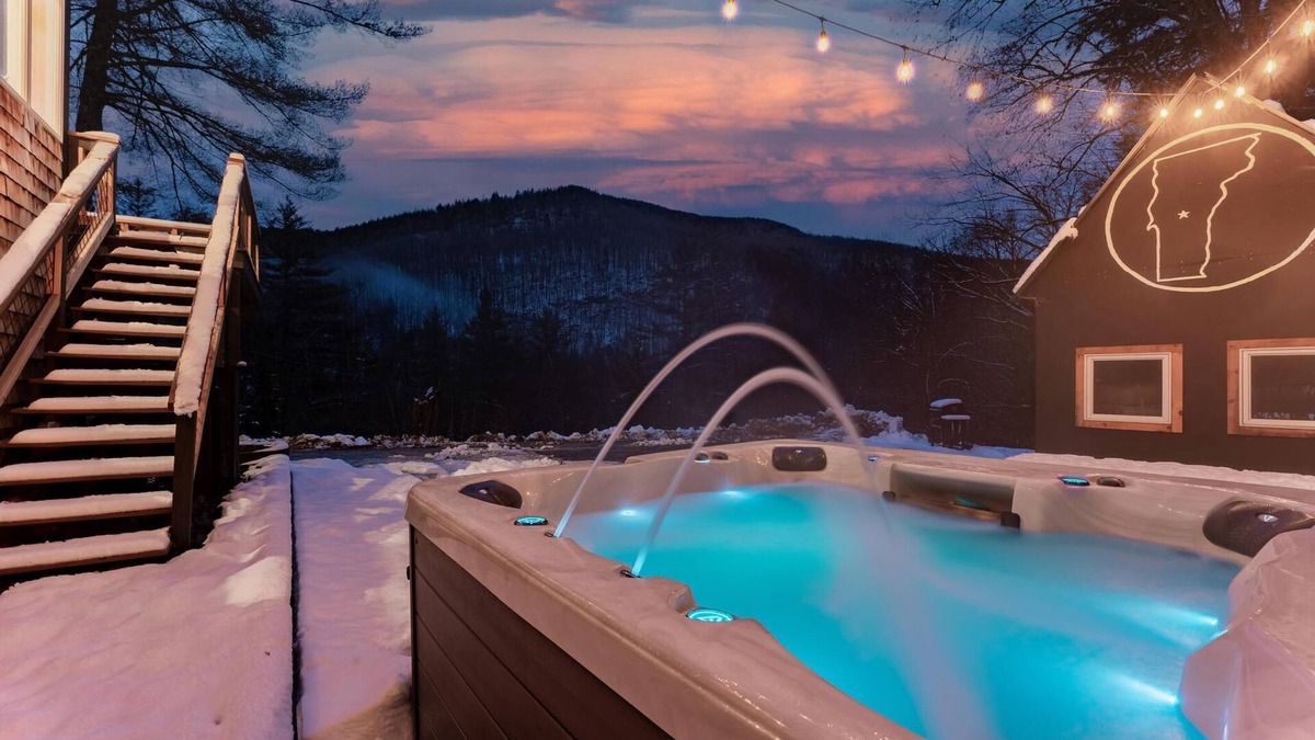 Bridgewater Corners House | Minutes to Skiing/Hot Tub/Arcades