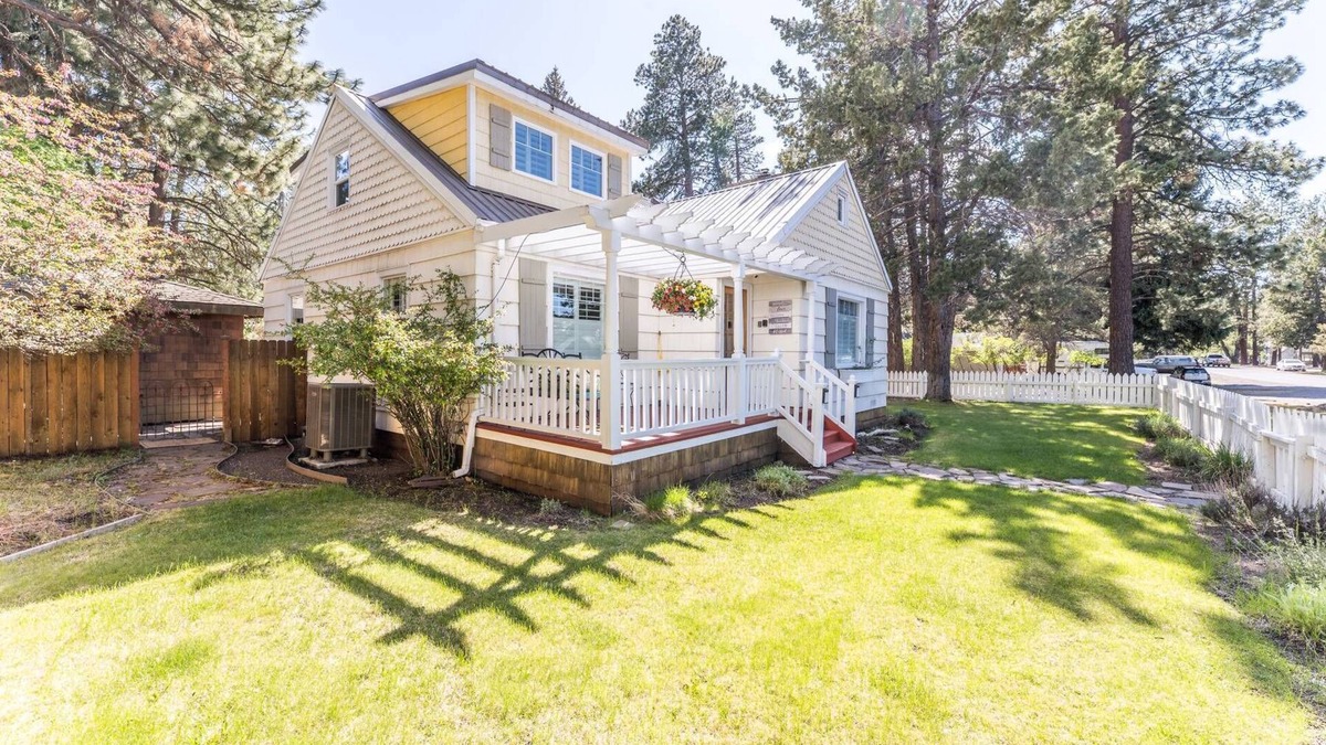 Sisters Cottage | Minutes walk to Downtown, Whychus Creek—4-bedroom, cozy cottage/Private Sauna.