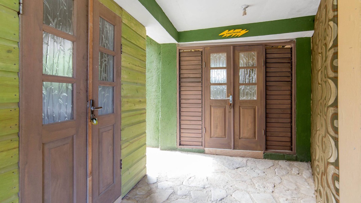Robins Bay Villa | Minutes Walk to Private White Sand Beach, King size Bed for 2. Cozy Romantic