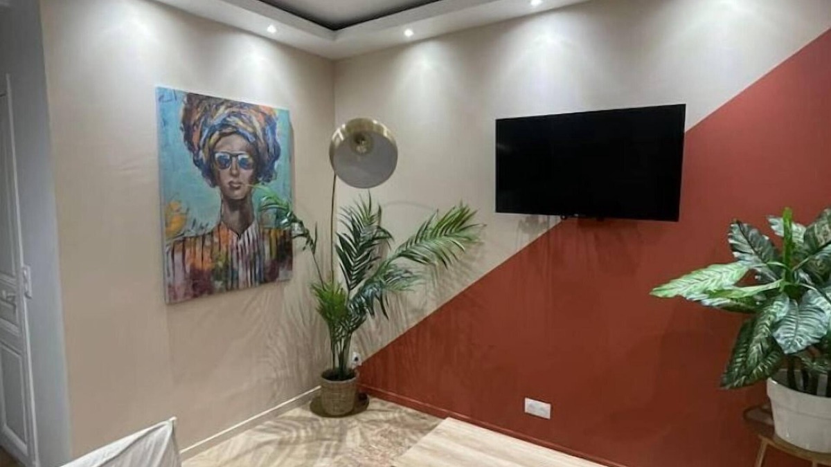 Corbeil-Essonnes Apartment | Mira - Sublime Apartment Close to Train Station