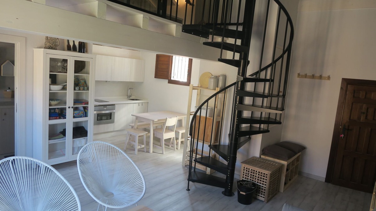 Old Town Apartment | Mirandoacuenca tourist apartment is next to the Cathedral and the Hanging Houses