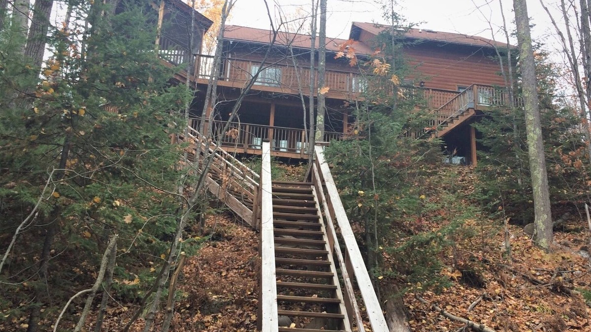 La Pointe House | Miriam`s Retreat - Overlooking Lake Superior with Staircase Lake Superior Access!